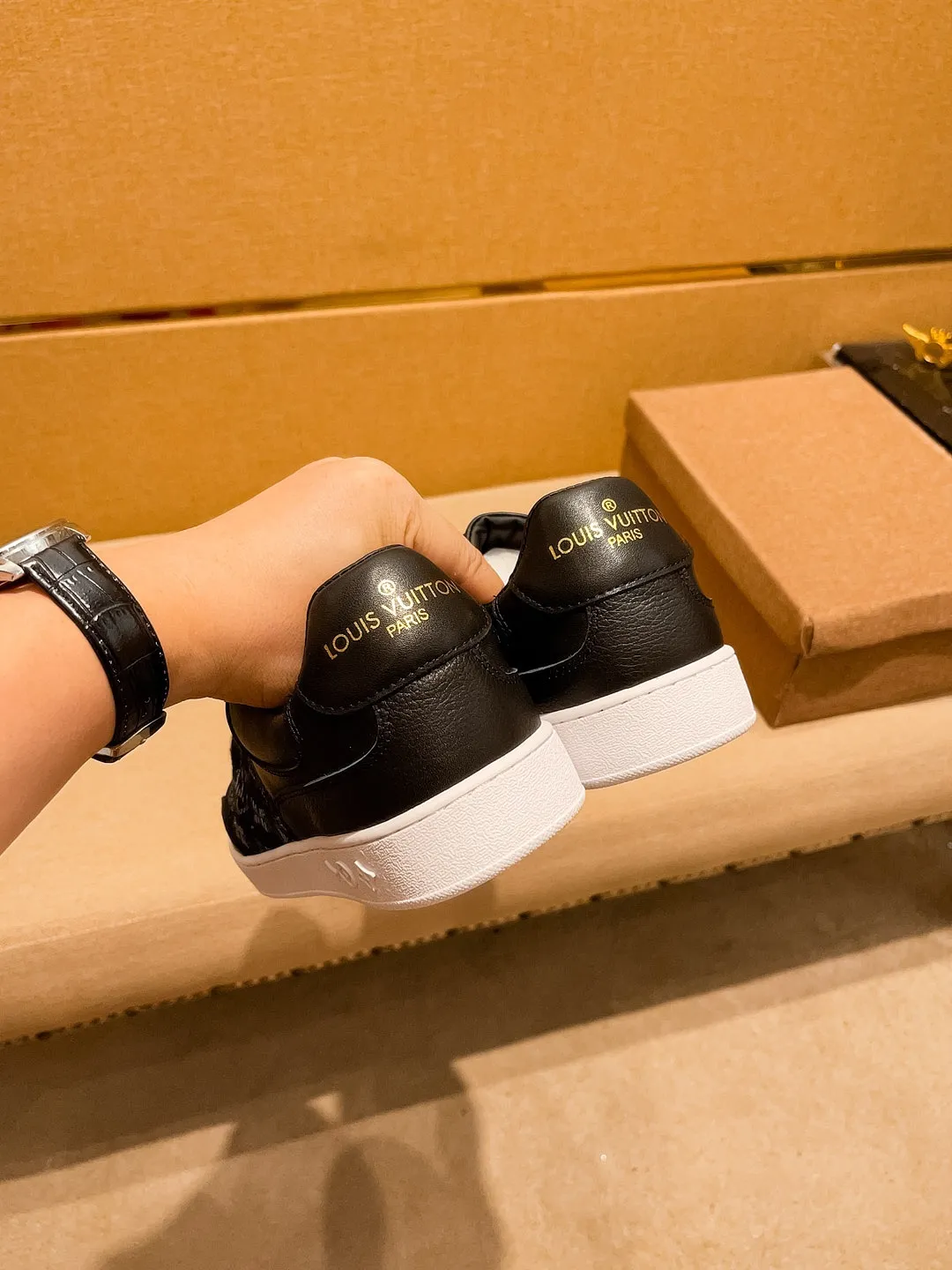 Men's shoes💰 400💰[LV]🔥Louis Vuitton, high-end men's shoes brand, official website 1:1 latest masterpiece: the upper is made of Italian imported first-layer cowhide with a comfortable and breathable lining➕original non-slip and wear-resistant outsole🔥, making walking more convenient and comfortable! An exclusive new model, a stunning work, a beautiful 1:1 replica [color] compared to the official quality! Create a fashionable personality to set off your uniqueness! A must-have for trendy men! Classic🔥Size: 38-44 Color: 🔥 2⃣️colors available🔥
